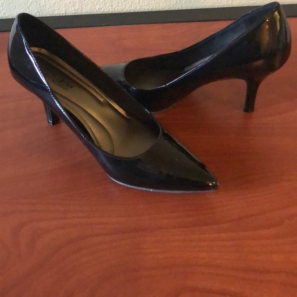 Black comfortable kitten heel!